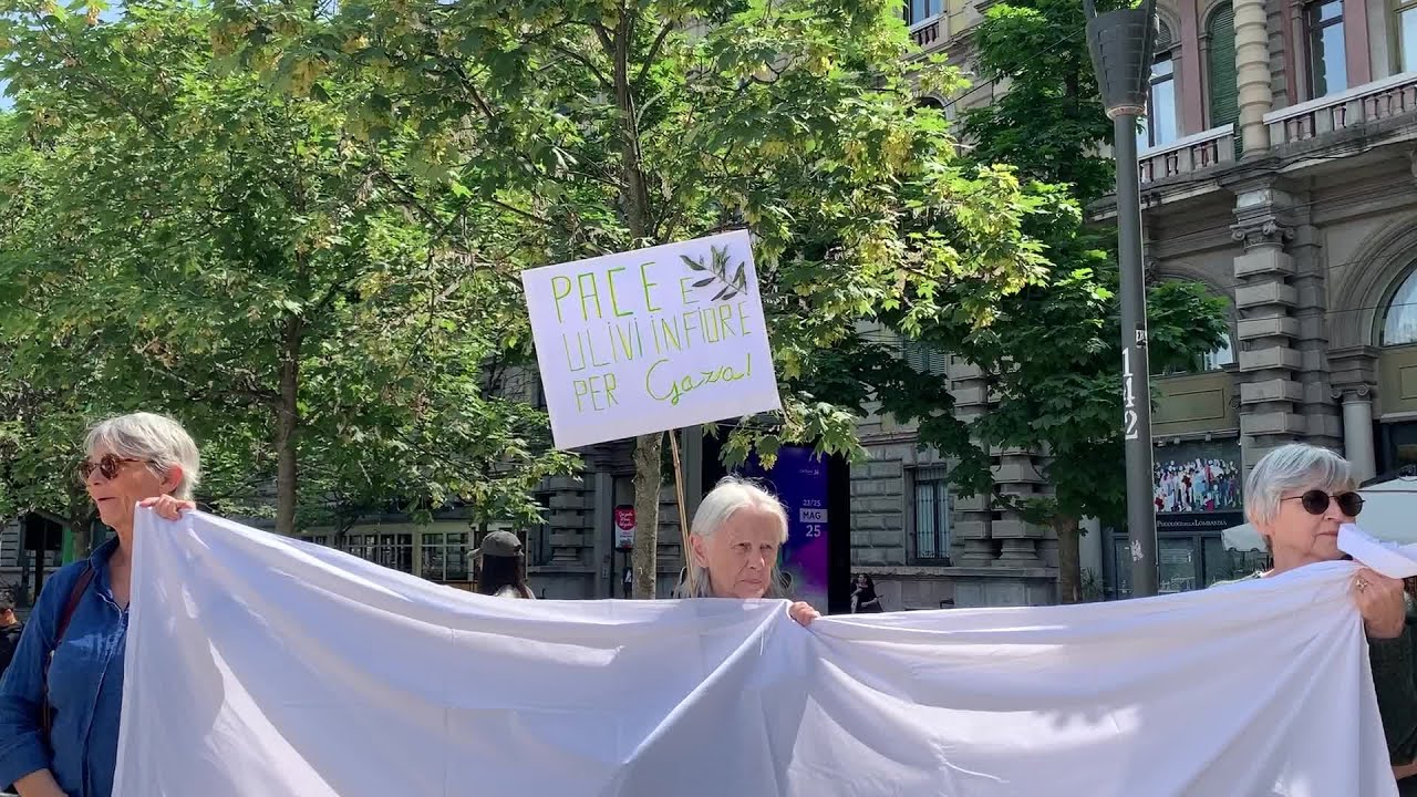 Gaza, Milano mostra solidarietà con lenzuoli bianchi e un flash mob