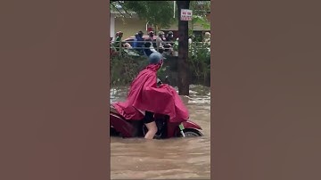 Hàng loạt tuyến phố tại Hà Nội ngập sâu, ùn tắc cục bộ do mưa lớn #shortvideo #tintuc#ngaplut