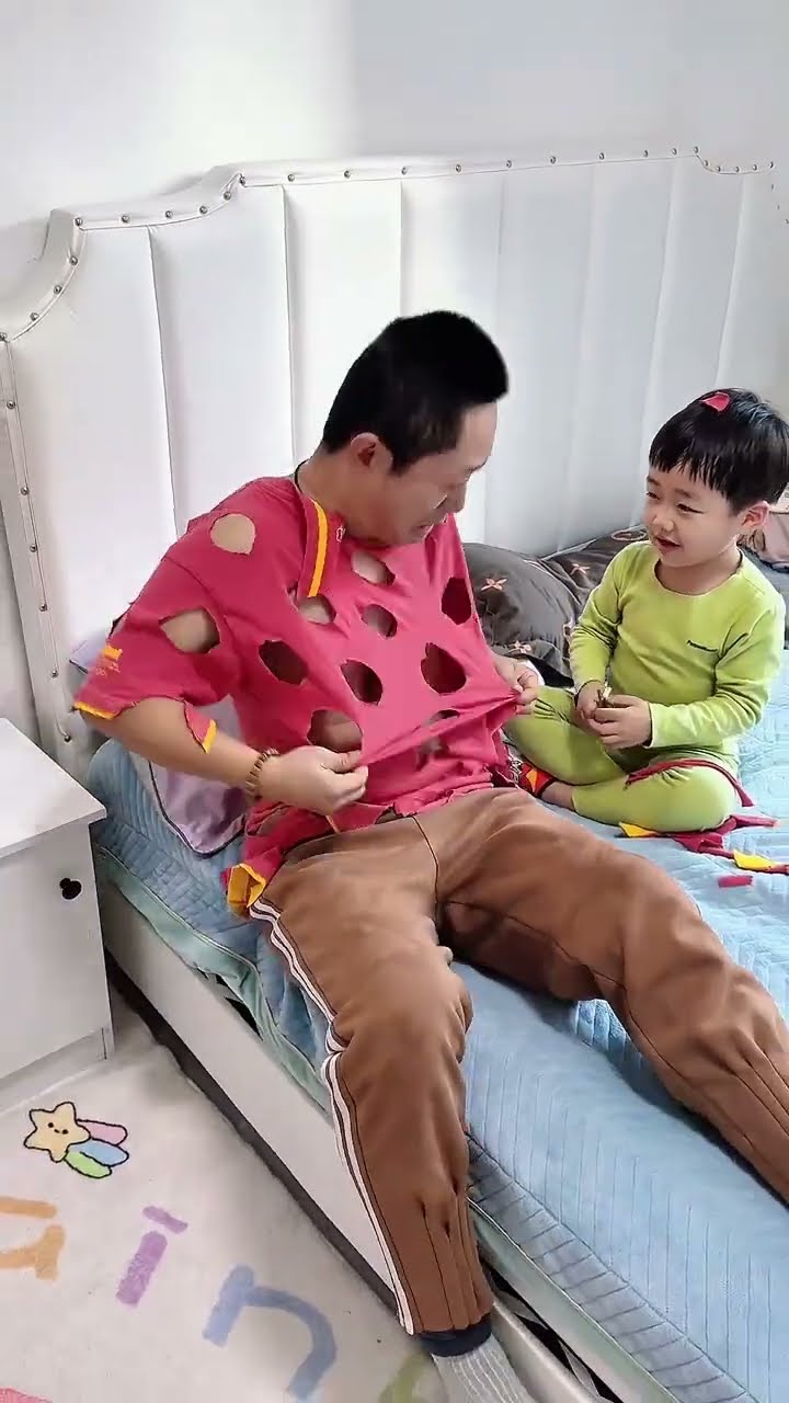 爸爸的心真大啊！都这样了还能睡的着觉呢！#Cute baby#Cute#呆萌小米宝#聪明宝宝#萌娃