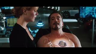 Пеппер Поттс меняет Тони Старку реактор. Железный человек 2008 (Iron Man)