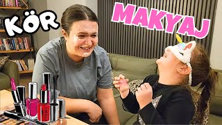 KÖR MAKYAJ CHALLENGE ! GÖZLERİMİZ KAPALI MAKYAJ YAPTIK !