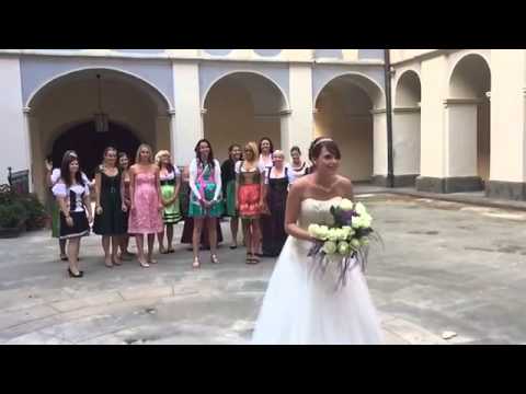 Video: Woher Kommt Die Tradition, Einen Brautstrauß Zu Werfen?
