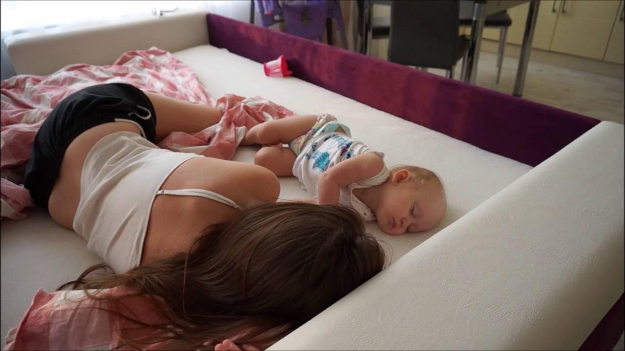 Реально сын спящую мать. Совместный сон с ребенком. Спящие мать. Совместный сон с новорожденным. Совместный сон с грудничком.