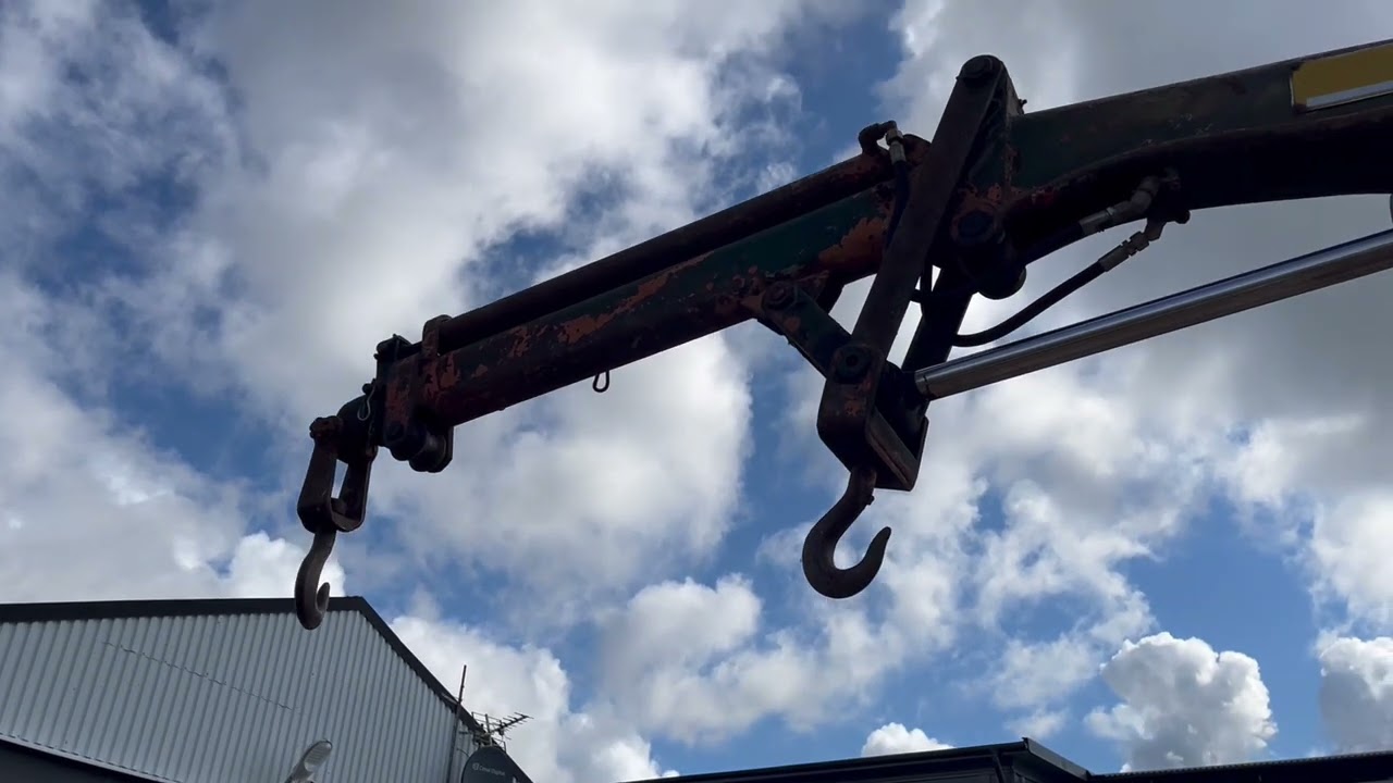 Traktor DAVID BROWN 990 med kran, kärra och vägsladd.