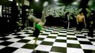bboy bruce lee - slow airflares