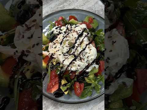 Салат со страчателлой и томатами #рецепт #рецептынакаждыйдень #рецепты #рецептсалата