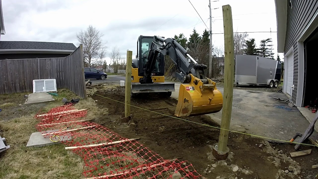 Using the landcaping bucket on the John Deere 26G