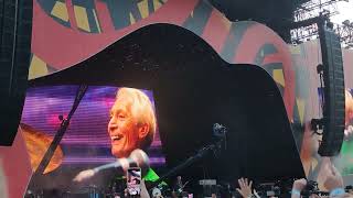 Hommage à Charlie Watts pour le début du concert des rollings stones à l&#39;hippodrome de Longchamp