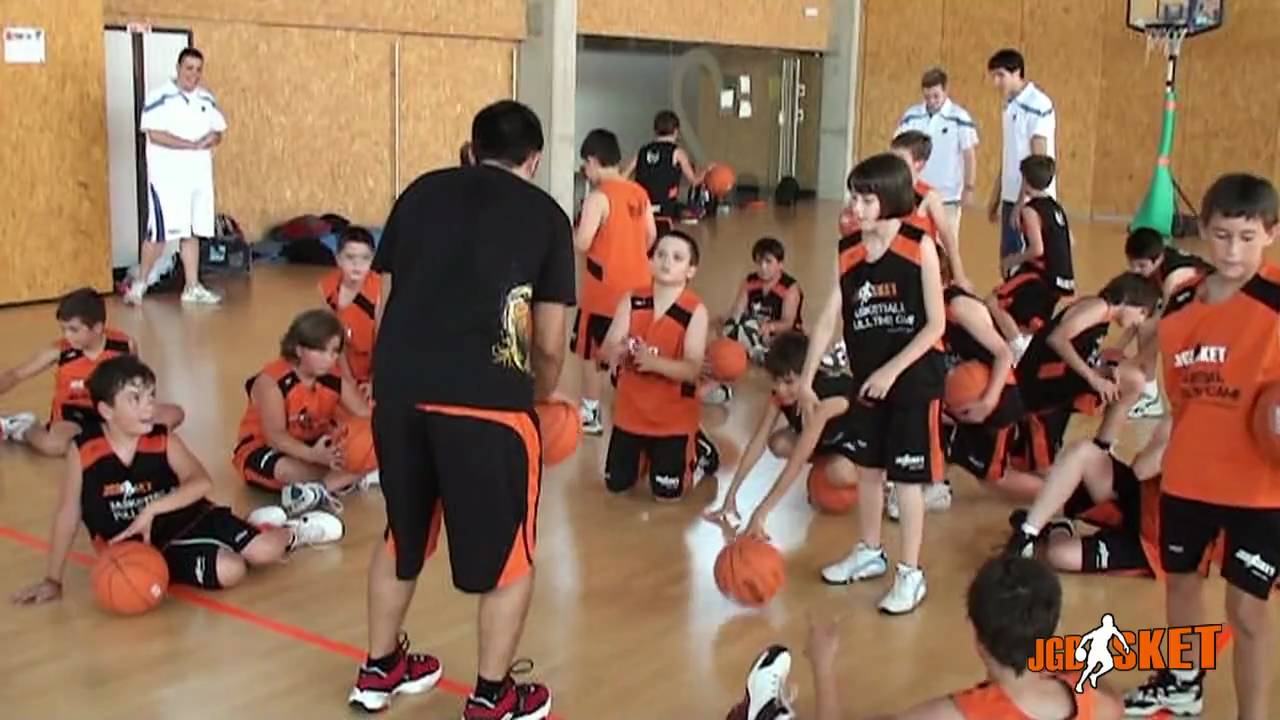 Ejercicio baloncesto. Bote con rodilla. Manejo de balón. - YouTube
