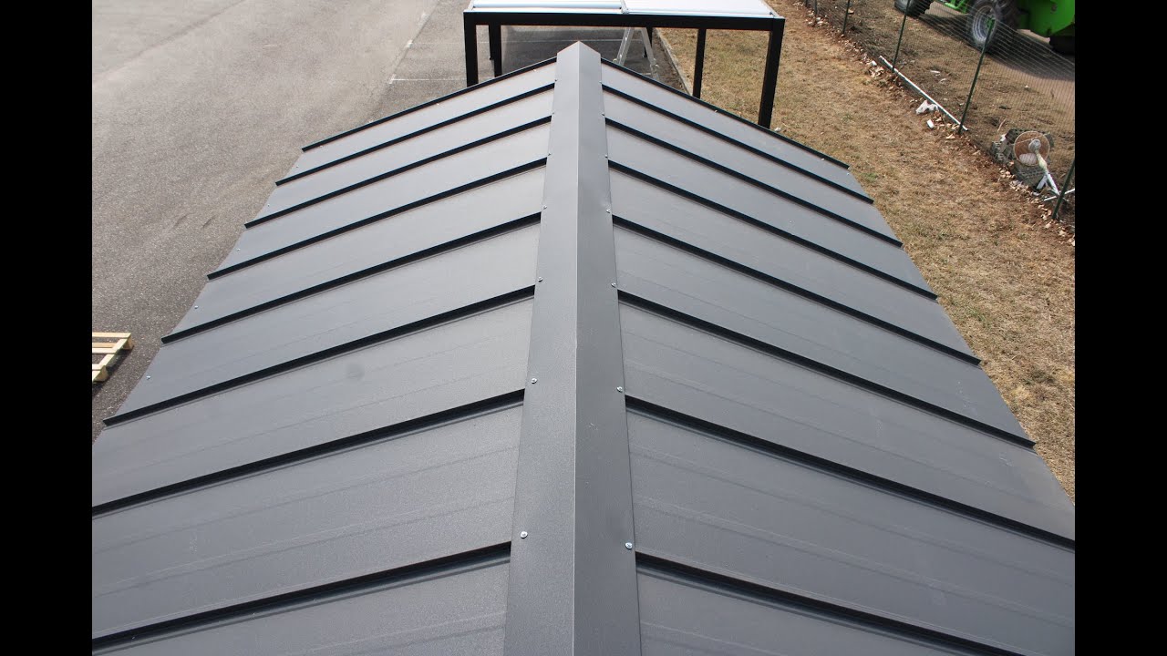 Installation de la toiture bac acier pour abri de jardin avec toit