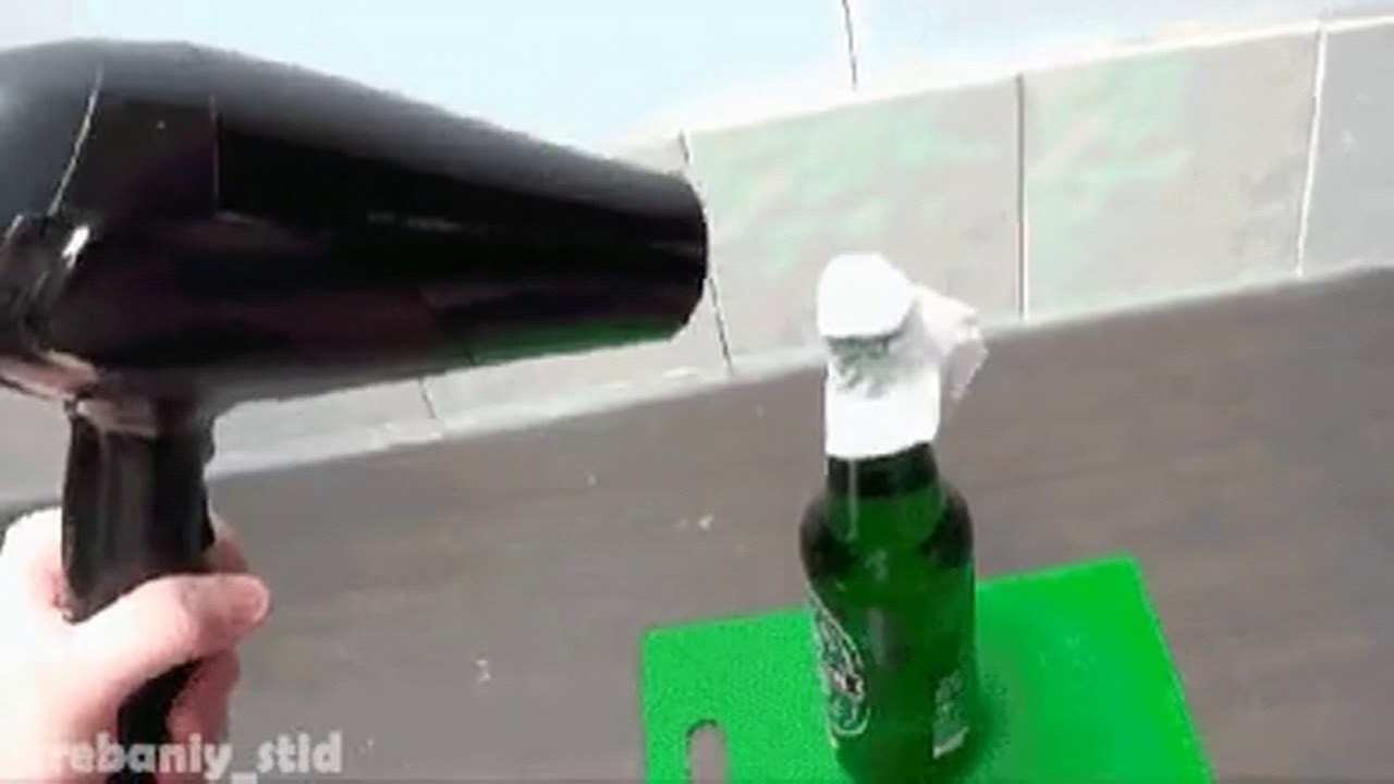 Откручиваем крышку пластиковой бутылки. Открытие бутылки специальным ножом. Как открыть кока колу. Алкогольный напиток с колой в бутылке. Открывают бутылку газировки.