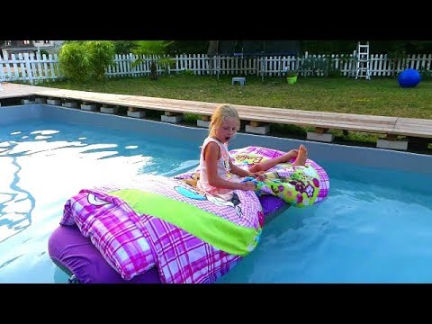 Je met le lit  de  Alicia  dans la PISCINE