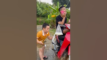 Cậu bé tốt bụng giúp đỡ em bé tội nghiệp mồ côi😳🤣#shorts#cute