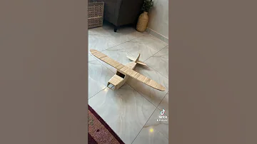 صنع طائرة من اعواد الخشب 