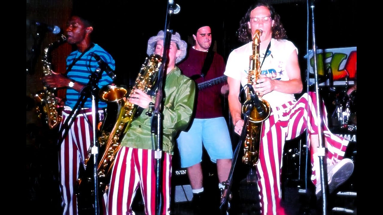 FUNKILICIOUS -live- Flattus caught in the act of TRIPLE SAX intro... 