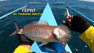 Jigging Dengan Perahu Sandeq Tepat di Tebing Batu