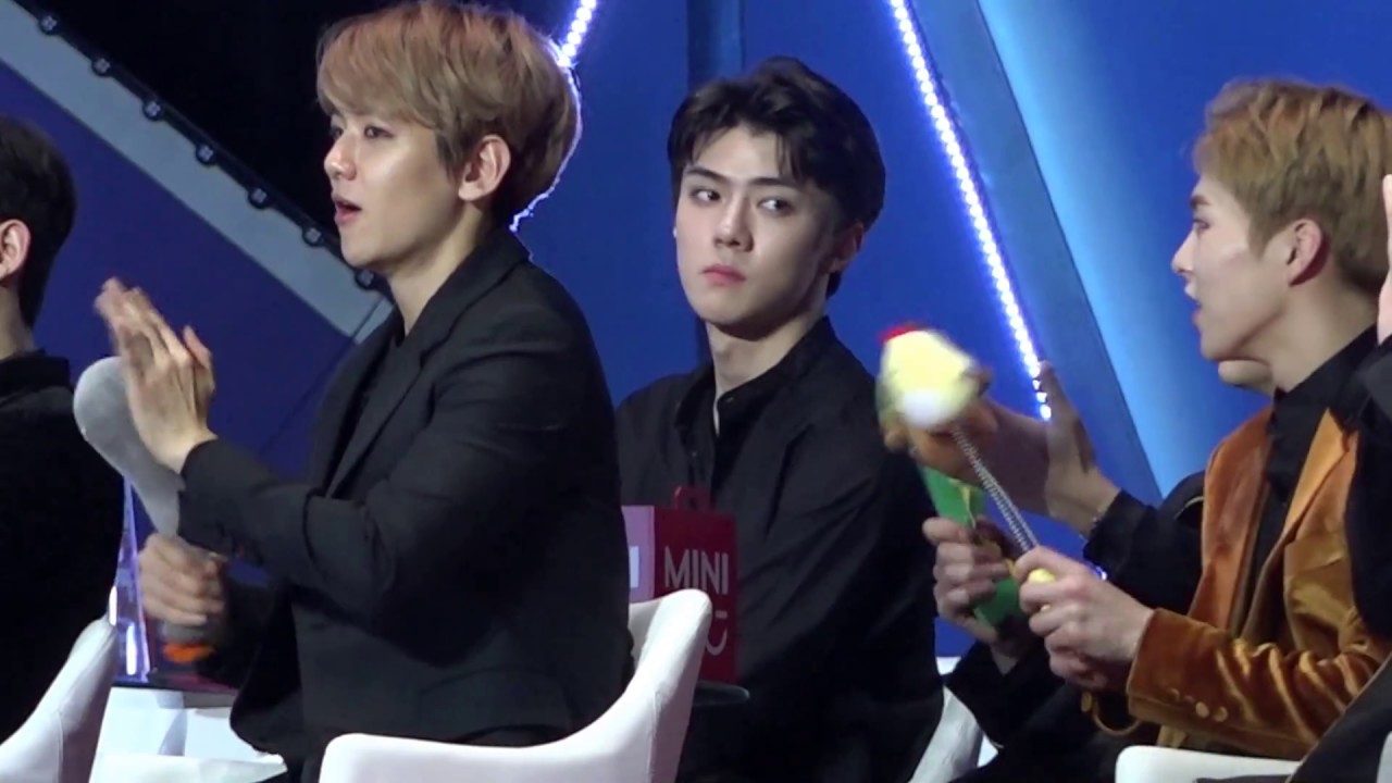 170114 골든디스크 어워즈 NCT127 무대 감상하는 세훈