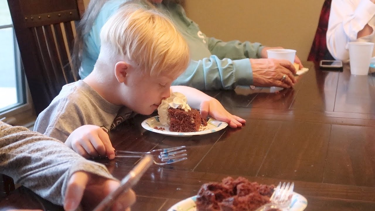 HOW JASPER EATS HIS CAKE - YouTube
