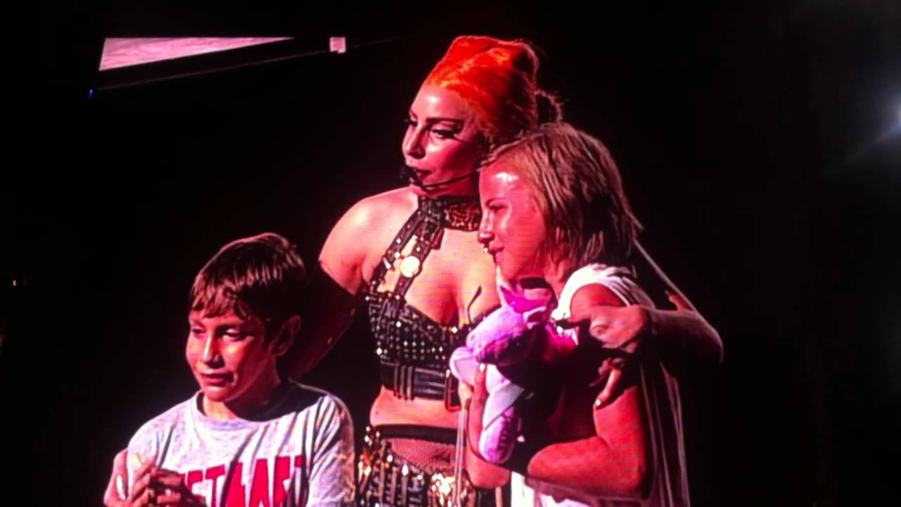 Lady Gaga si cei doi norocosi care au urcat pe scena sa cante live la Bucuresti