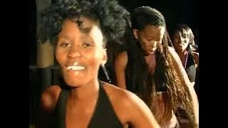 SLIZER MOCHA O CHELE (BOTSWANA'S FINEST LADY) CHANTE « SINGANGA ».flv