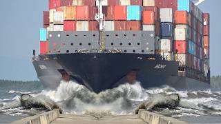 ⚠️ Massive Waves! Everything Gets Swept by a Turning Container Ship in a Narrow River