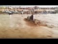 متهو ر يعبر سيل وادي خلب في جازان ضارب ا بالتحذيرات عرض الحائط