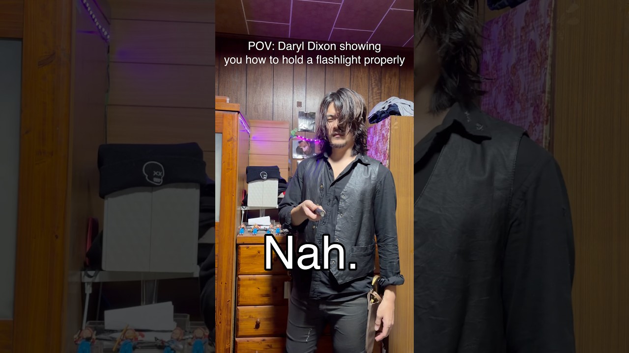 POV: Daryl Dixon teaches you the RIGHT way to use a flashlight 😂#thewalkingdead #daryldixon