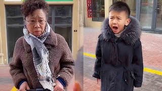 Dad helped grandma but eyed mom's bag; Xiao ran saw through him. #jokes #safety #XiaoRanHero