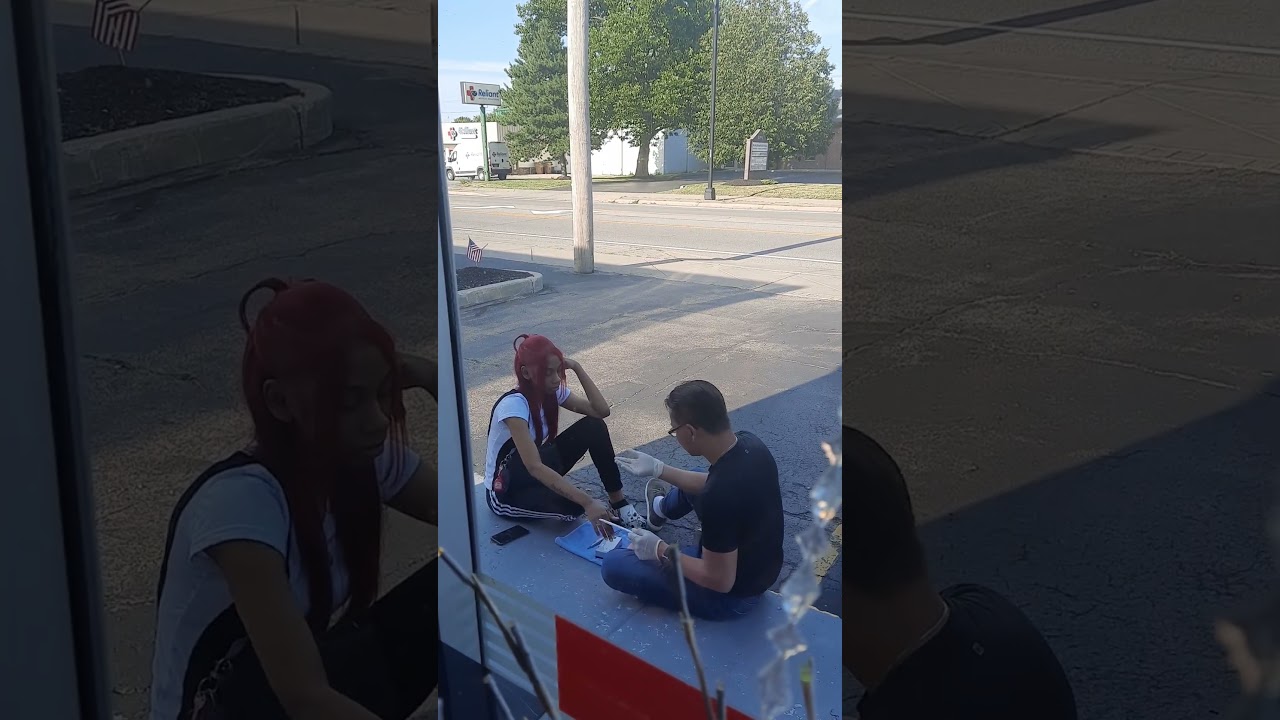 nghề Nail tại nhà ở Mỹ, ra vỉa hè ngồi làm nail mới chịu