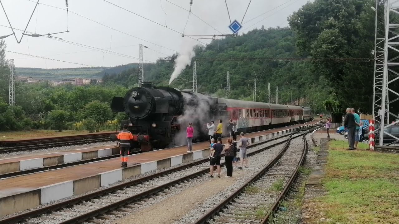 Атракционен влак БВ 4691 с 🚂 парен локомотив 16.27 заминава от Велико Търново.