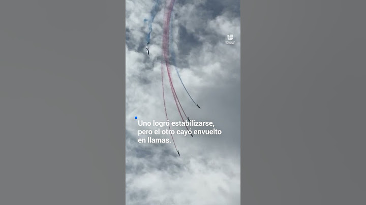 El momento en el que dos aviones acrobáticos chocaron en el aire