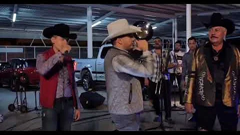 Mario El Cachorro Delgado & Los Intocables Del Norte - Al Mayo Lo Que Es Del Mayo (Corrido En Vivo)