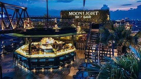 Moon Light Sky Bar điểm ngắm Phố Cổ trên cao
