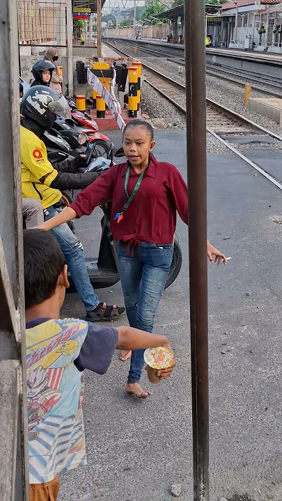 Wanita hebat kuat tangguh penjaga pintu rel kereta api #shorts