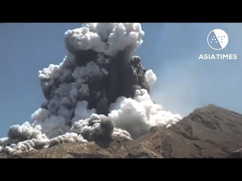 Tourists on crater floor when NZ volcano erupts