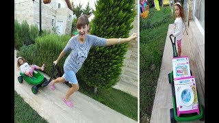 Mahalledeki  evlere eşyaları taşıdık.Barbie mutfak oyuncakları, makyaj masası