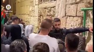 Nyanyian lagu penyemangat Brigadir Izuddin Al-Qassam di pintu Masjidil Aqsa || news viral Bangets
