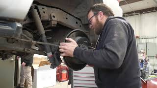 Removing the rear differential in a 4th gen 4runner. this 2005 toyota
4runner sport is 2 wheel drive but 4x4 version should be same. i show
how r...