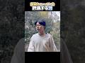 高級シャーペンを評価する男