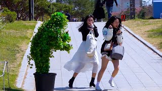 Korean girls are very surprised! bushman prank