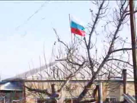 სახლის სახურავზე გამოფენილი რუსული დროშა