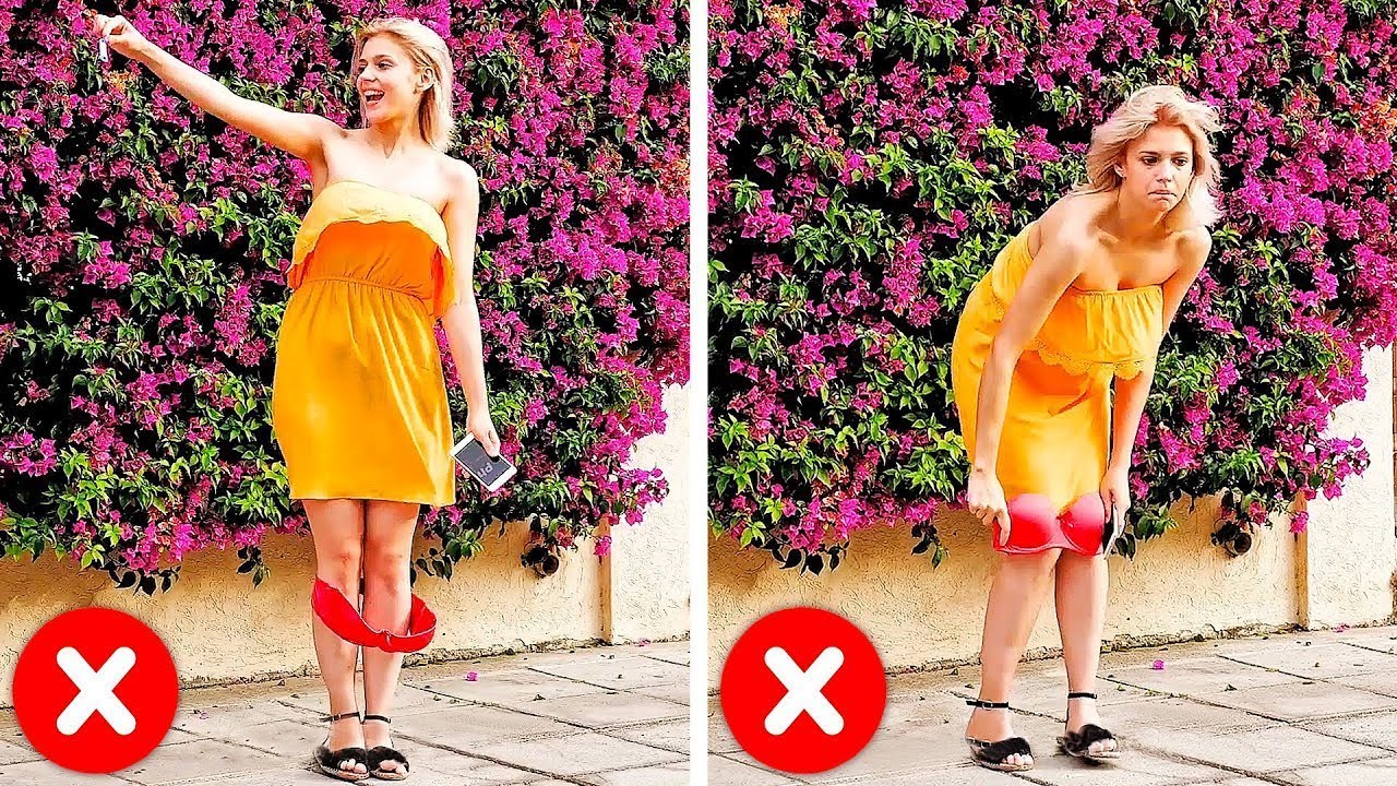 Donne Che Si Levano Il Reggiseno