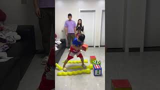 踩气球大比拼！！！#funny #亲子生活 #familygames #搞笑 #萌娃