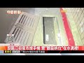 逛臨江街夜市掉手機 警「聽音辨位」在水溝裡！@newsebc