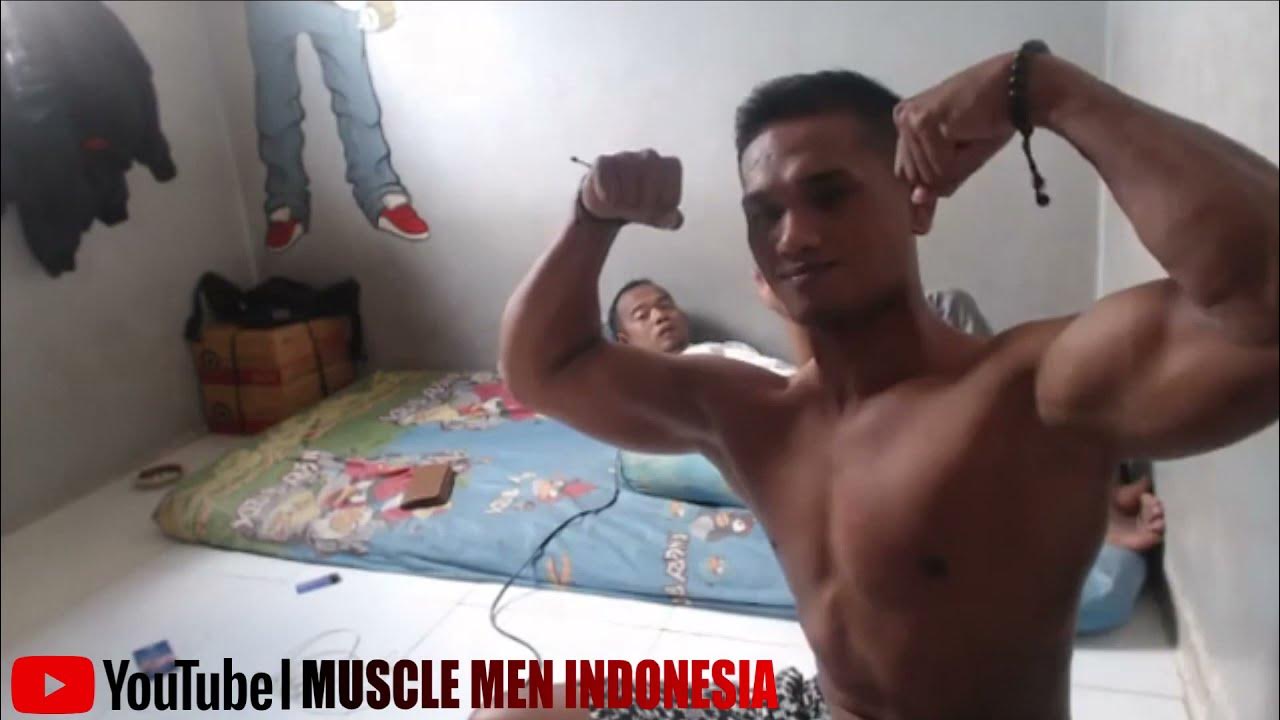 Chris muscles show on cam