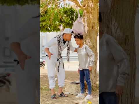 بتاع الشاي وابنه شوف الشب عمل اي مع ابنه