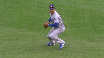 LAD@CHC: Forsythe saves a run with a leaping catch