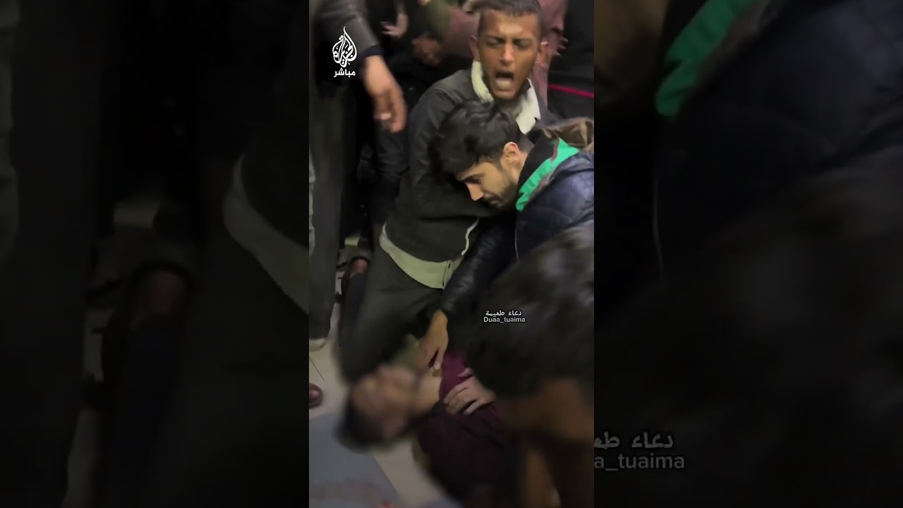 تفاجأ بوجوده بين المصابين.. انهيار طبيب فلسطيني بعد عجزه عن إنقاذ صديقه