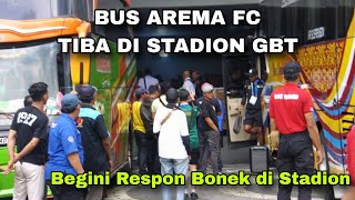 Suasana Kedatangan Bus Arema FC di Stadion GBT | Bonek Kawal Dari Hotel, Persebaya vs Arema FC