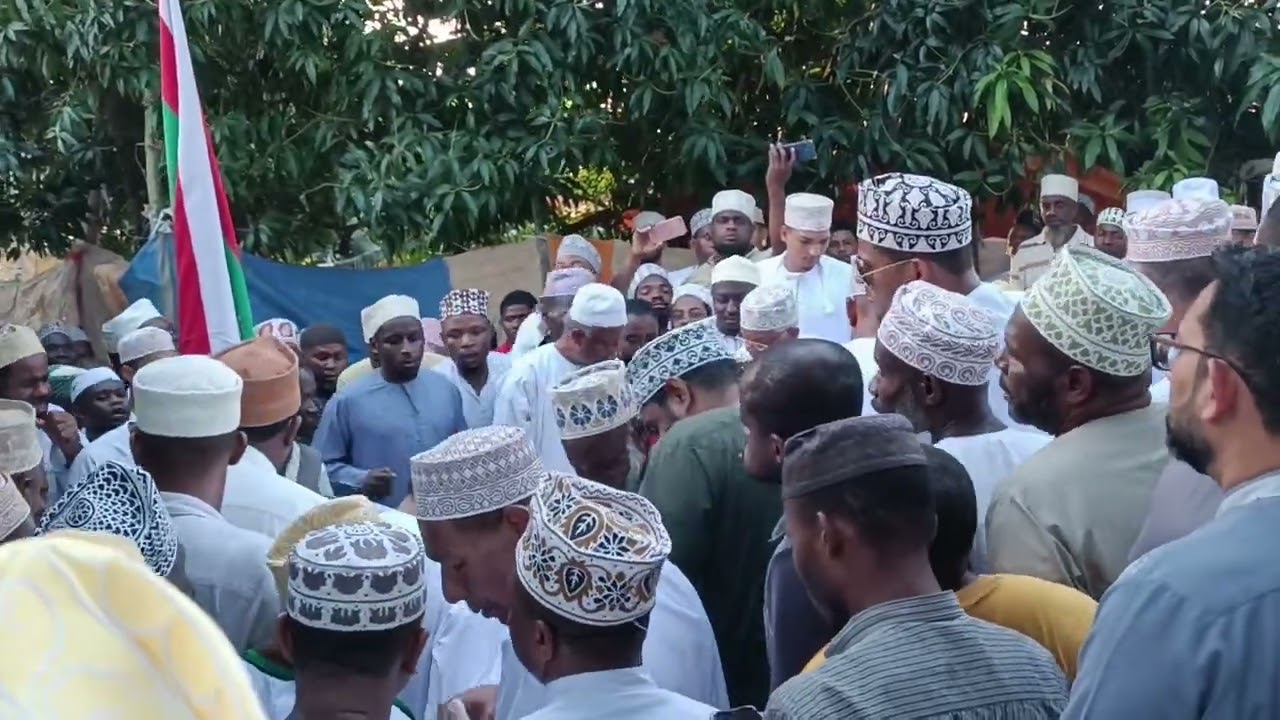 TUPO MAKABURINI TUNAMZIKA SHEK WETU SAYYD OMAR BIN ALI BIN OMAR BIN QULLATAIN.ALLA AMPE PEPO NJEMA.